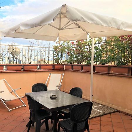 Case Vacanze " Il Duomo" Napoli Bagian luar foto