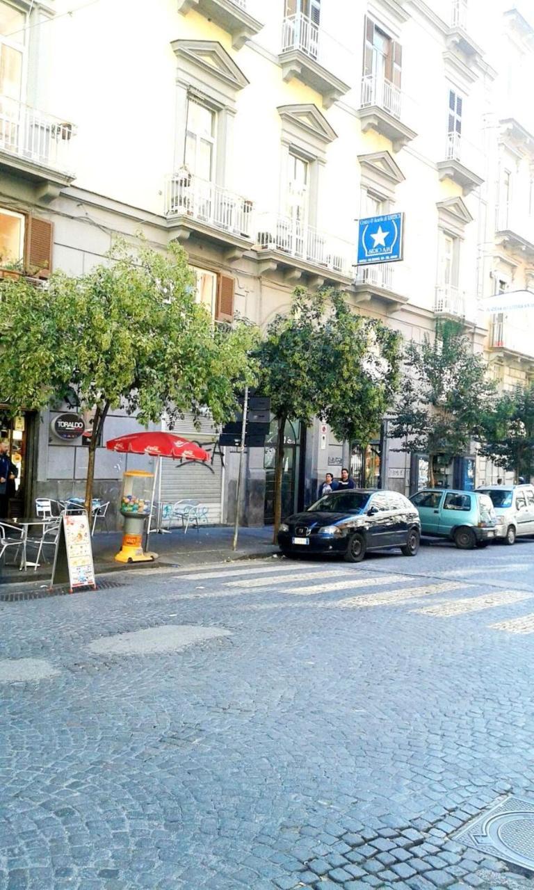 Case Vacanze " Il Duomo" Napoli Bagian luar foto