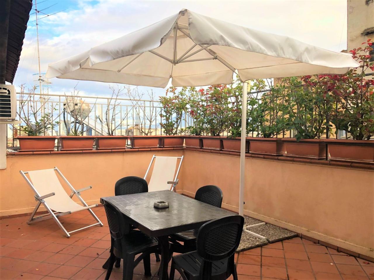 Case Vacanze " Il Duomo" Napoli Bagian luar foto