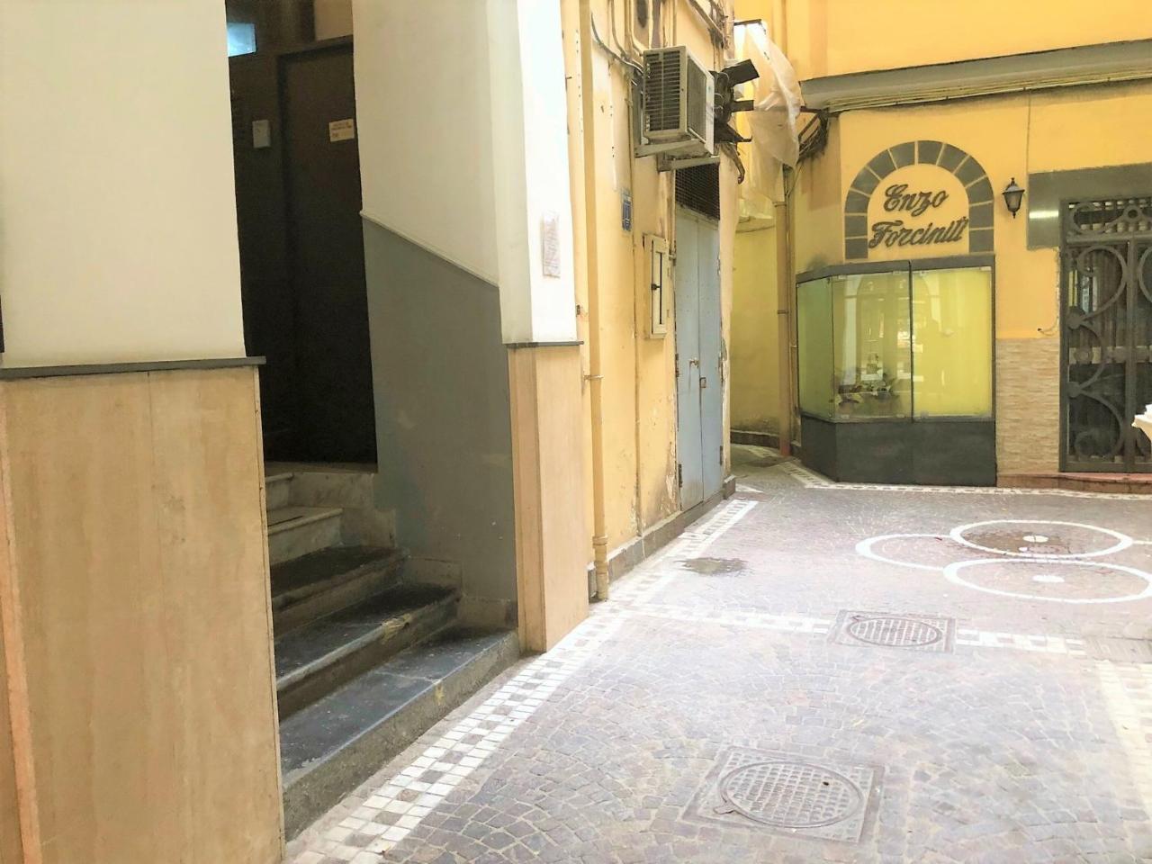 Case Vacanze " Il Duomo" Napoli Bagian luar foto