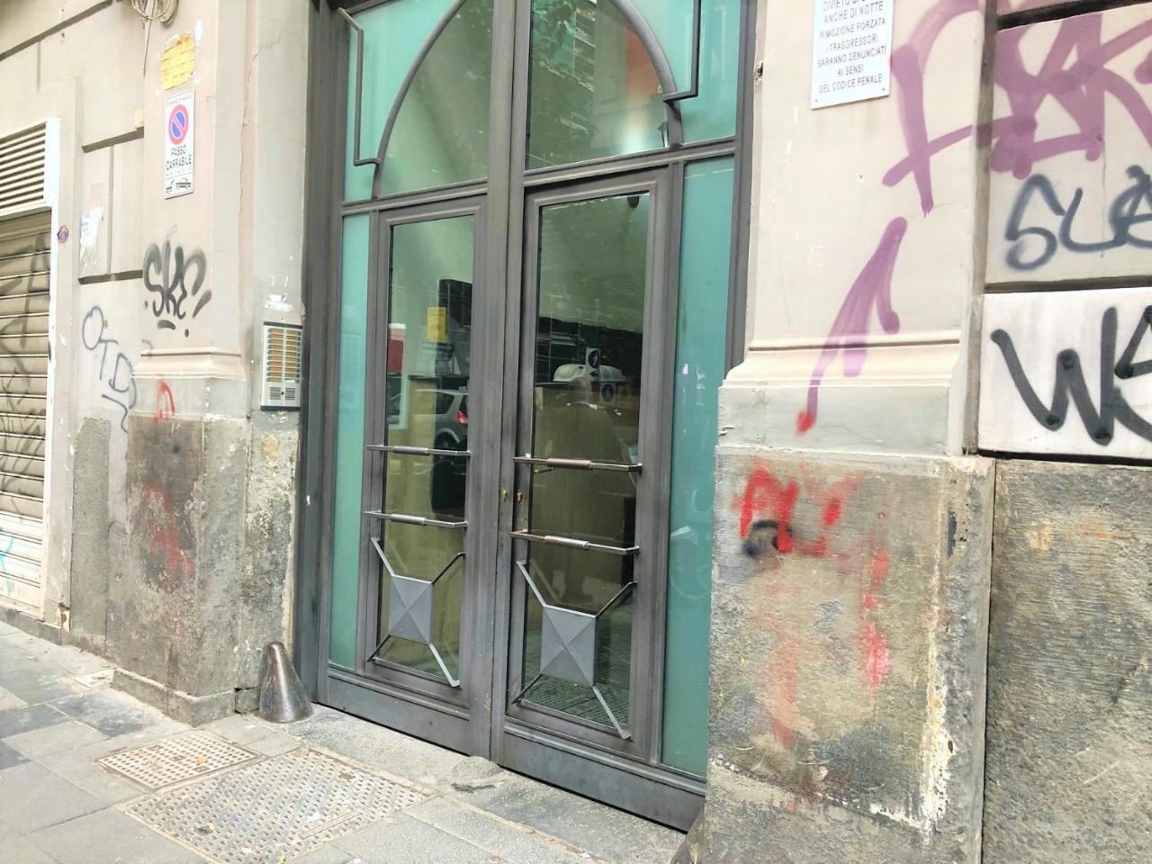 Case Vacanze " Il Duomo" Napoli Bagian luar foto